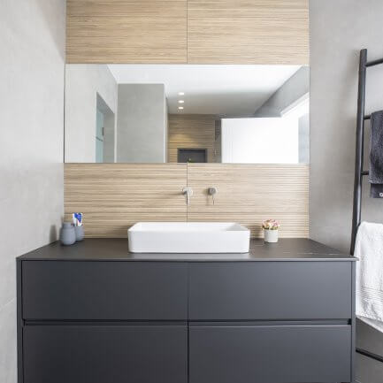 ארון אמבטיה תלוי מעץ בצבע שחור