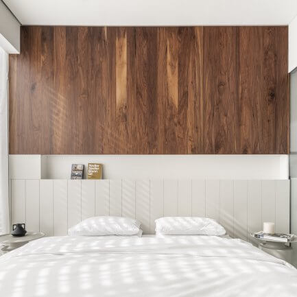 חיפוי קיר מעץ לחדר שינה