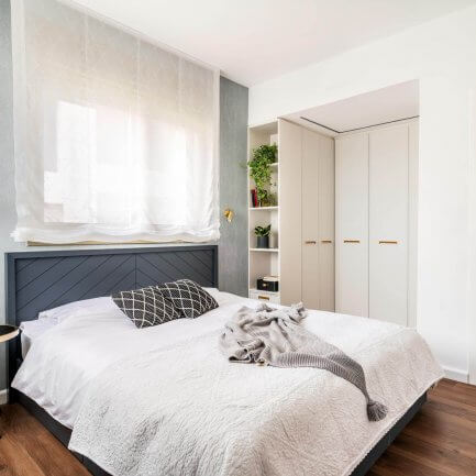 עיצוב ארון בהתאמה אישית לחדר השינה בצבע לבן שמנת