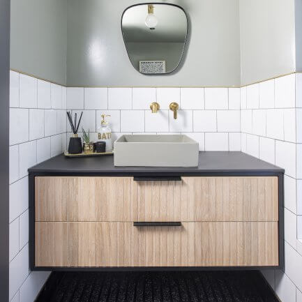 ארון אמבטיה בשילוב צבעים של כרם ושחור