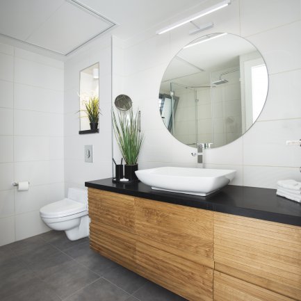 ארון אמבטיה מעץ בעיצוב ייחודי