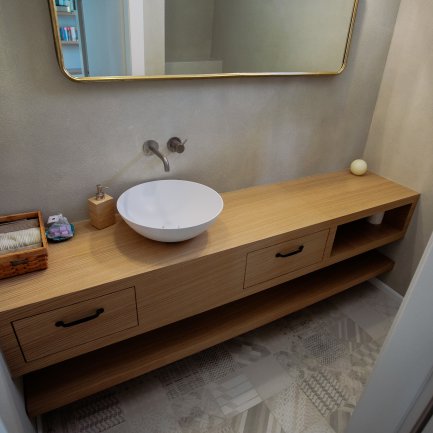 ארון מעץ לאמבטיה בעיצוב ייחודי