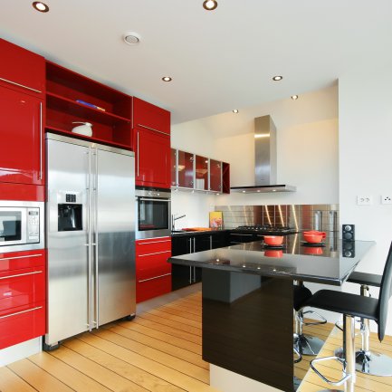 מטבח מודרני בצבע אדום